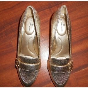 Bandolino Gold Heels With Emblem